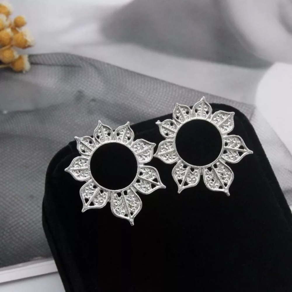 Last one! Boho silver Sunflower Stud Earrings - Picture 3 of 9